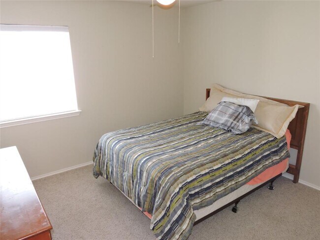 Building Photo - 912 Washburn Dr