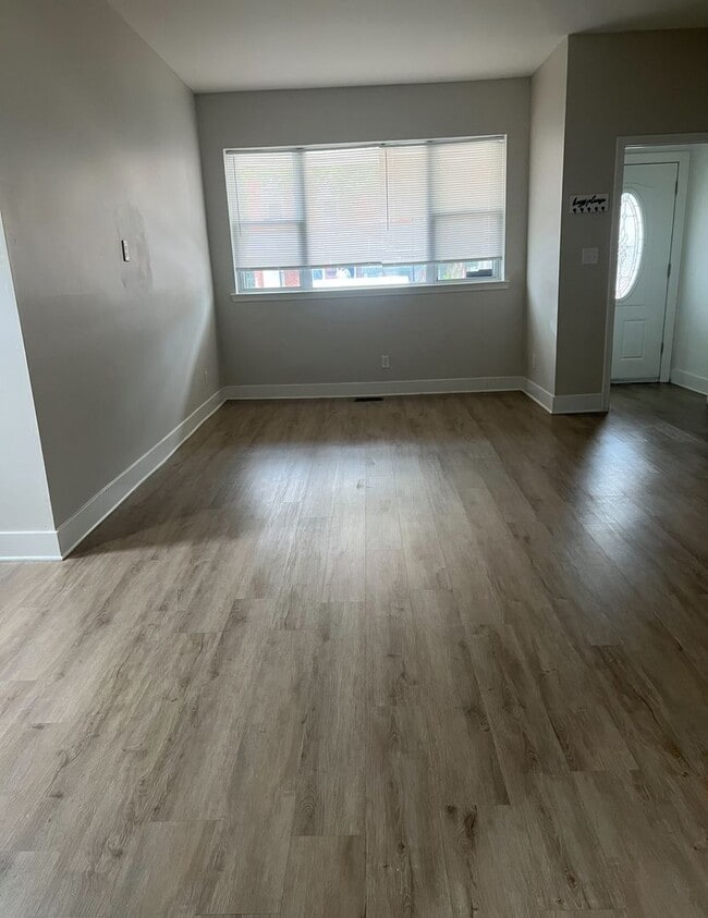 Building Photo - Renovated 3 Bedroom 3 Bathroom Single Fami...