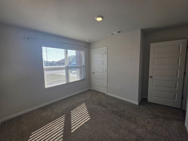 Building Photo - Nearly New 4BR/2BA home close to I10 with energy savings built in