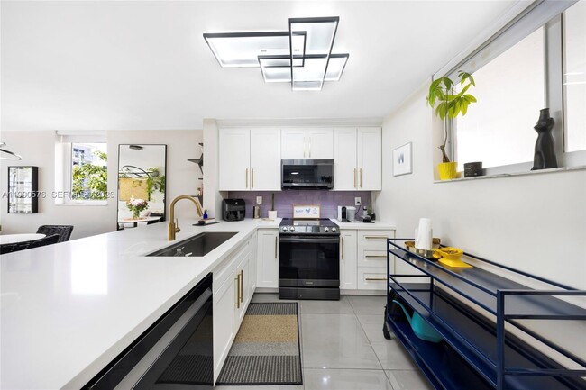 Building Photo - 1665 Bay Rd