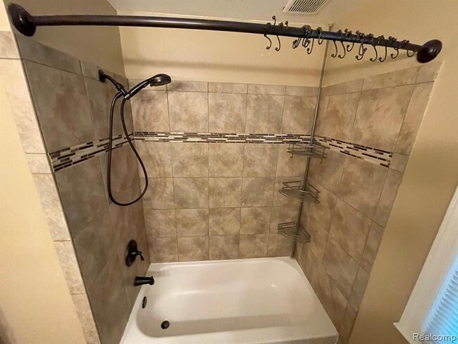 Building Photo - 1749 E Maple Rd