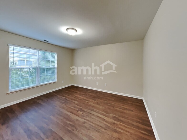 Building Photo - 20320 Southshore Dr