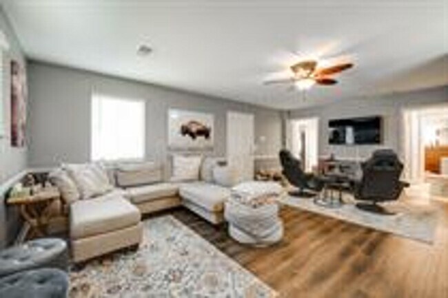 Building Photo - Beautiful Brick Home In A Desirable Location