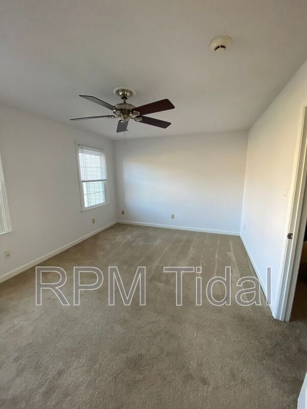 Building Photo - 610 Guy Ln