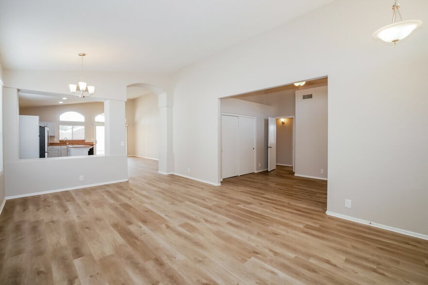 Building Photo - 1069 W Glenmere Dr