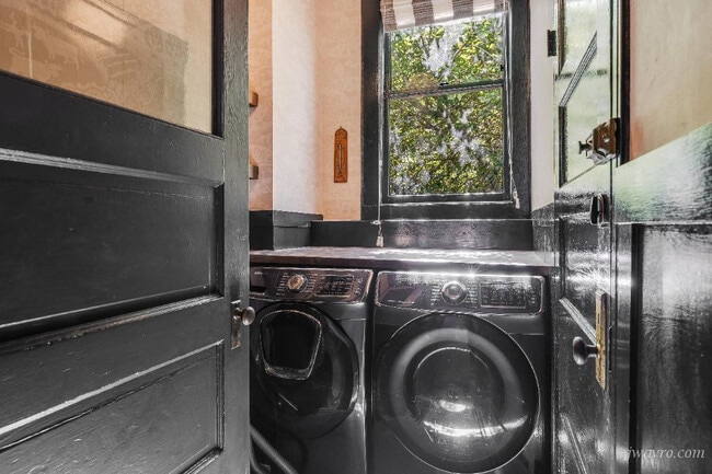 Building Photo - 241 Ashbury St