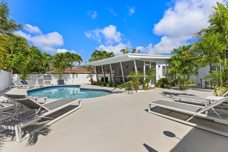 Building Photo - 2407 NE 33rd Ave