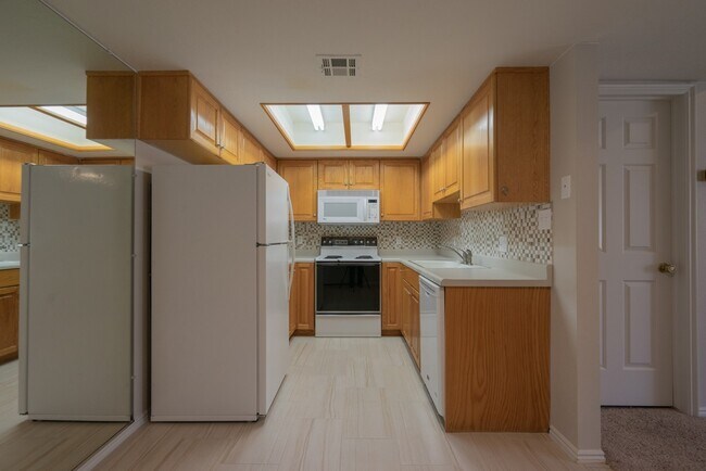 Building Photo - 2 Bedroom & 2 Bath Available in St. George!