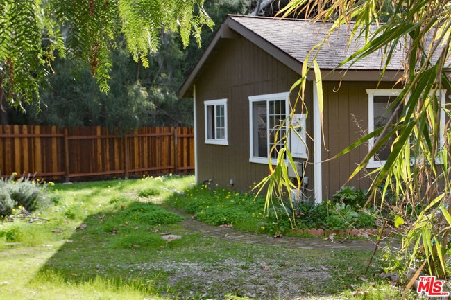 Building Photo - 1675 Happy Trail