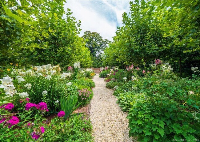 Building Photo - 10 Bluewater Hill S