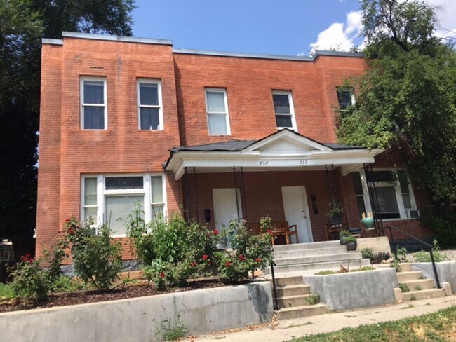 Building Photo - Good size private guy room in avenues !