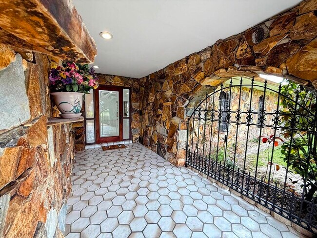 Building Photo - 465 SE Naranja Ave