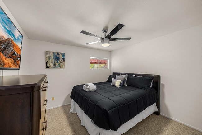 Building Photo - 5901 E Cactus Wren Rd