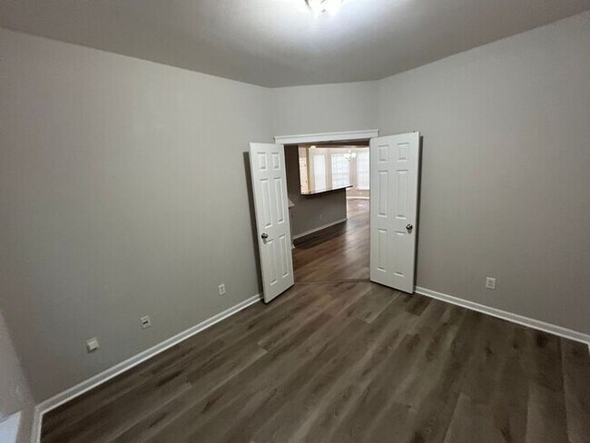 Building Photo - **Spacious 4-Bedroom Home with Walk-In Clo...