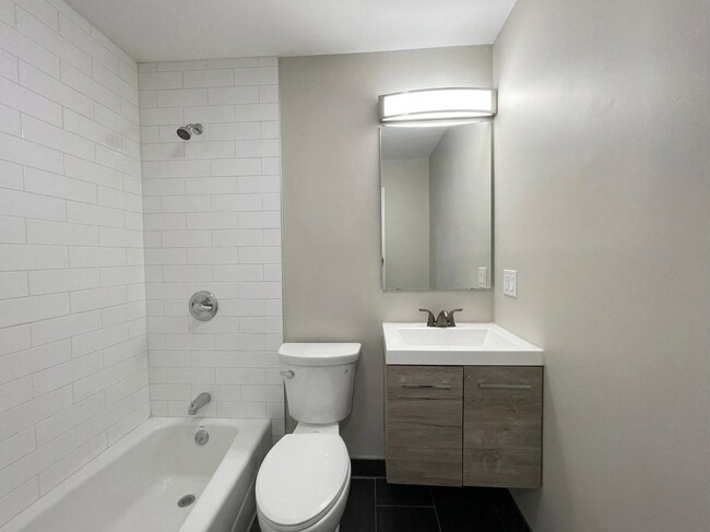 Building Photo - 420 6th St