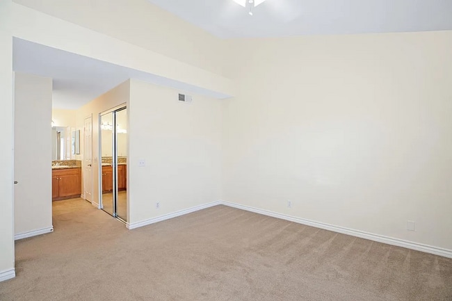 Building Photo - Unit 28E