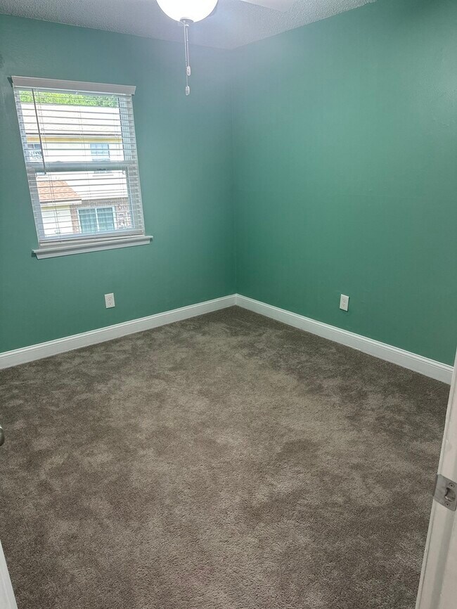 Building Photo - Beautifully Remodeled 4Bed/2.5Bath Townhome