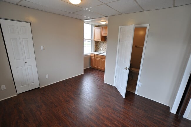 Building Photo - Large 1-Bedroom Apartment NO APPLICATION FEE!! (Beaver Falls)