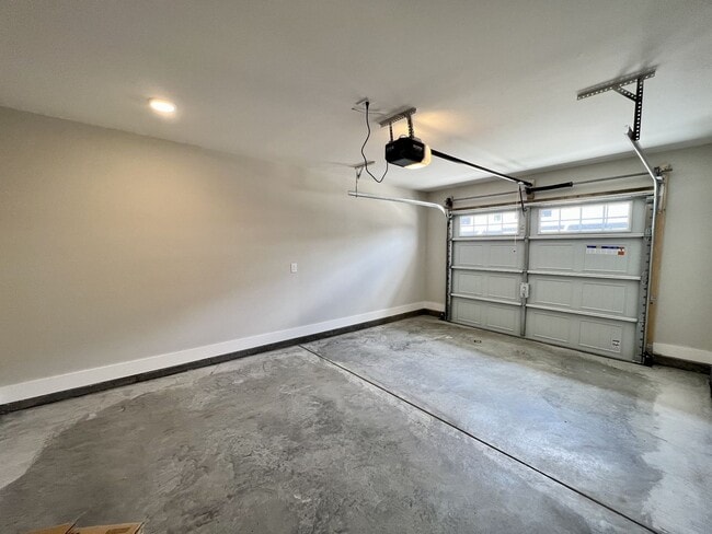 Building Photo - TOWNHOME ON WEST SIDE NEAR FIVE OAKS GOLF COURSE!