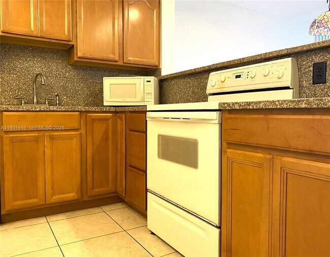 Building Photo - 2322 S Cypress Bend Dr