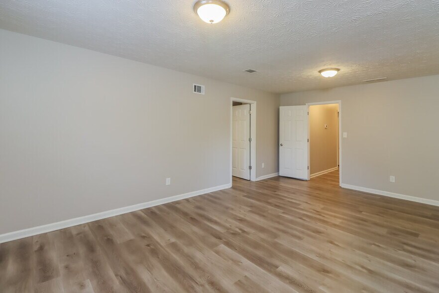 Building Photo - 220 Chesterfield Ct