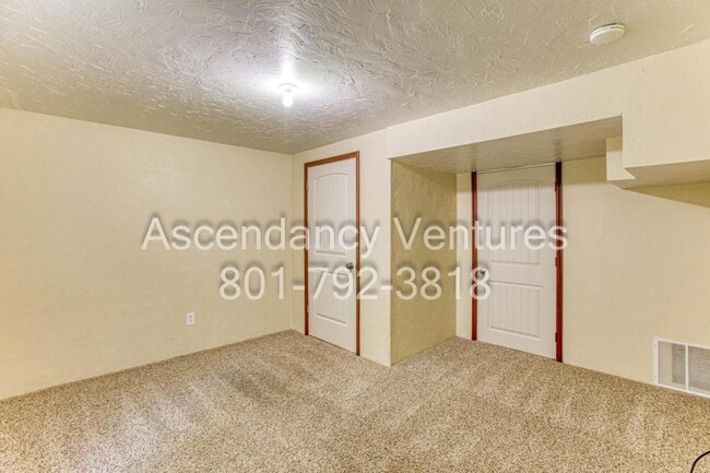 Building Photo - 1483 N Clemente Wy