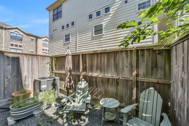 Building Photo - 8715 Meadowcroft Dr