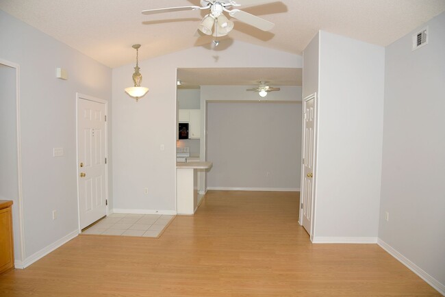 Building Photo - Rare 3 Bedroom Condo!