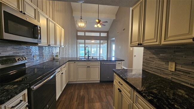 Building Photo - 33 April Point Dr N