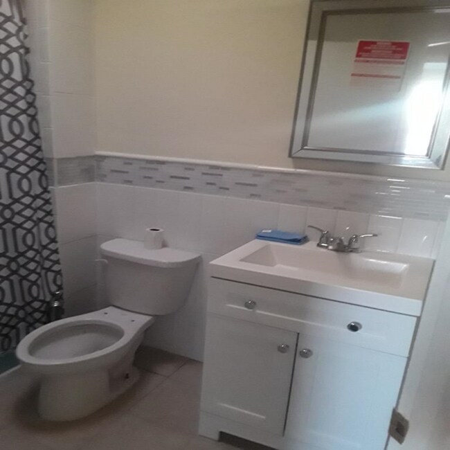 Building Photo - 750 E 83rd St