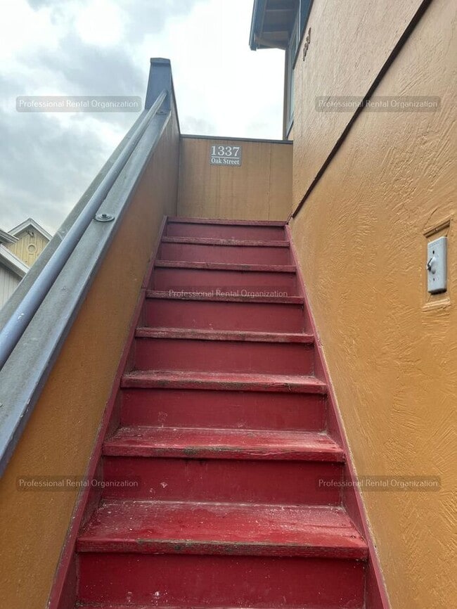 Building Photo - Experience the charm of Napa, CA living in this one-bedroom, one-bathroom apartment. Available now!!