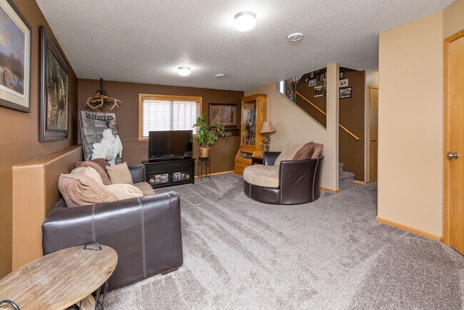 Large lower lever family room - 998 38 1/2 Ave W