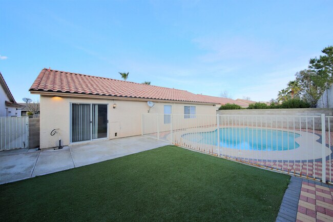 Building Photo - Gorgeous 3Bed/2Bath, 1-Story Home w/ Private Pool located in the Henderson -Move In Now — Enjoy R...