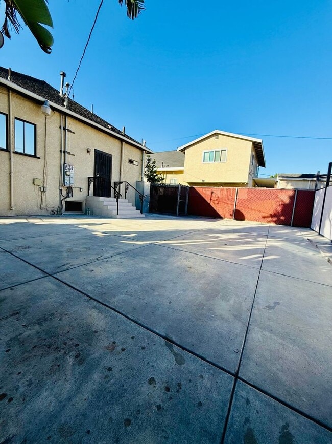 Building Photo - Two Bedroom Home with Enclosed Yard for Re...