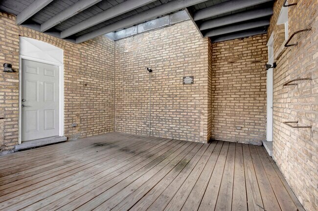 Building Photo - 3503 N Racine Ave
