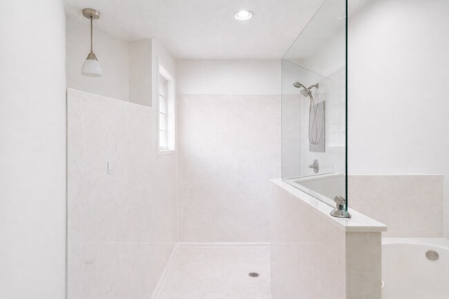 Building Photo - 4 Bedroom in Ideal Neighborhood!!