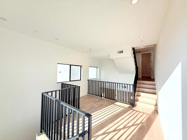 Building Photo - Beautiful Modern Luxury 4 Story Townhome - 4 bed - 3.5 bath with Rooftop Deck in Silver Lake