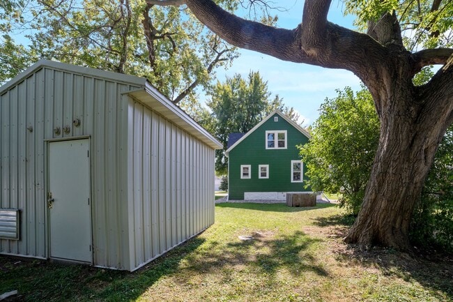 Building Photo - 3 Bedroom Custom Neenah Home