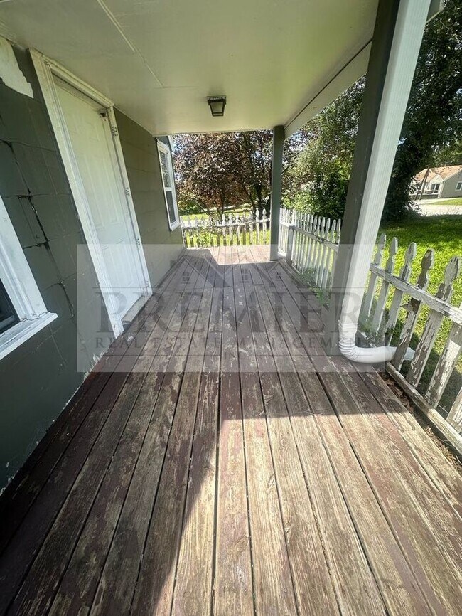 Building Photo - 10005 E 53rd St, Raytown, MO 64133- 3 bd / 1 ba house in Raytown Rent $1250