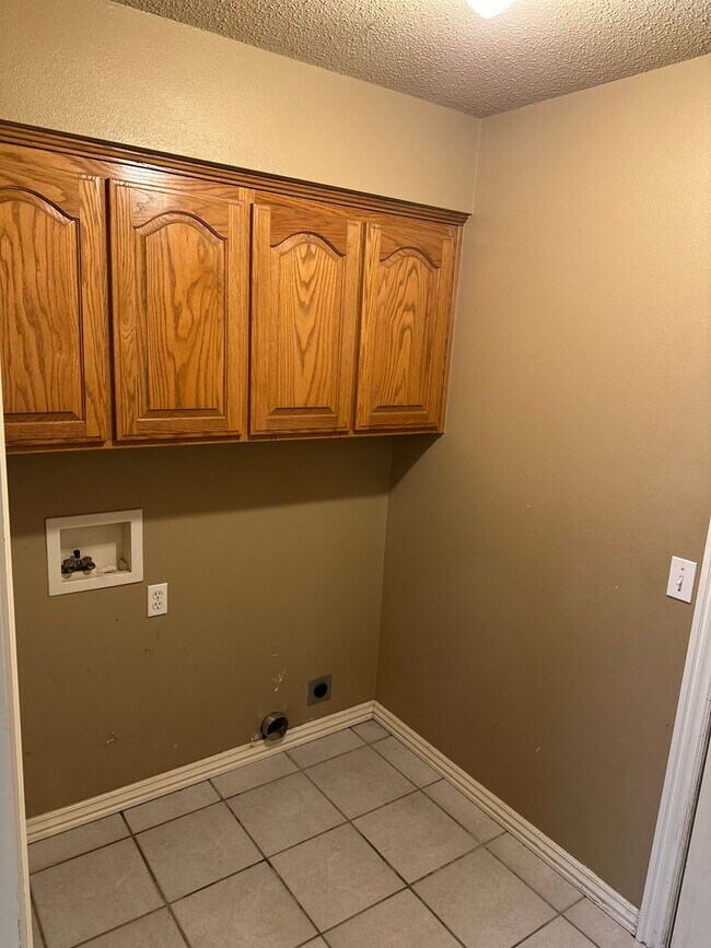 Building Photo - Available August 1st! 3-Bedroom, 2-Bathroom Home in East Rogers