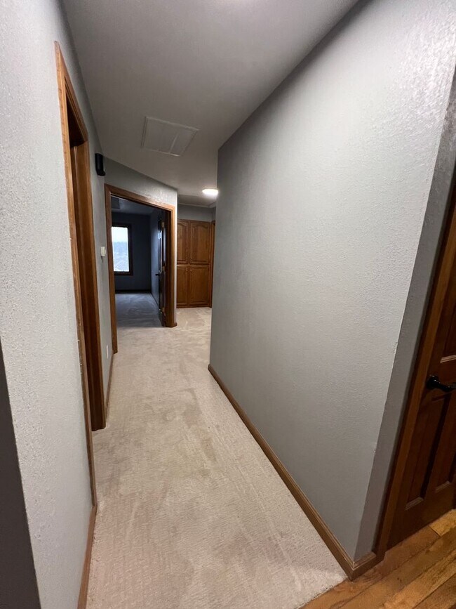 Building Photo - 5 bedroom/3 bath w/mother in law style qua...