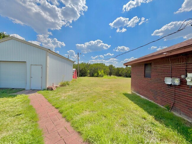 Building Photo - 681 Whispering Ave