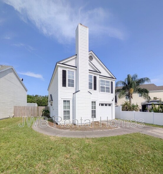 Building Photo - 618 Staffordshire Dr E
