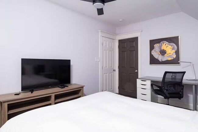 Building Photo - 810 Broadway-SI ID1511377P