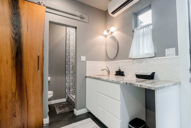 Building Photo - 2002 Rosewood Ave