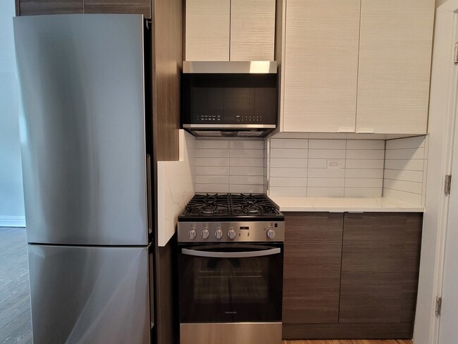 Building Photo - 641 W Roscoe St