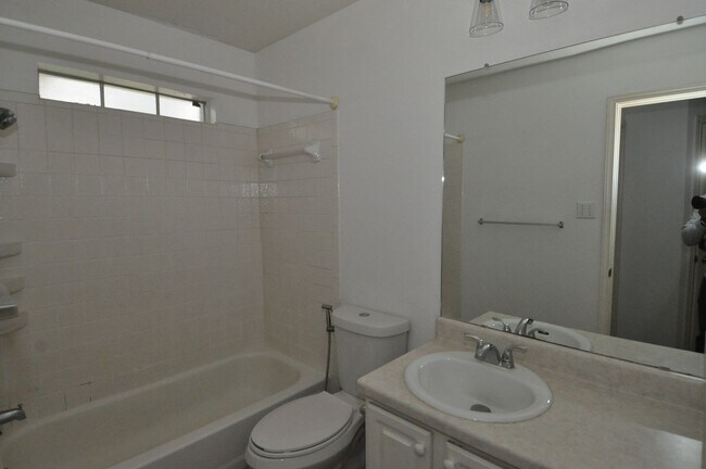 Building Photo - Great Location! All appliances included!