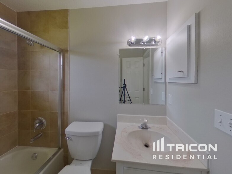Building Photo - 2504 Orange Tree Dr