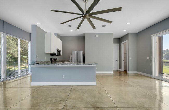 Building Photo - Modern Loft Near HCA & TMH With Lake Frontage
