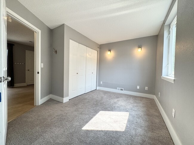 Building Photo - 6543 SE Borwick St